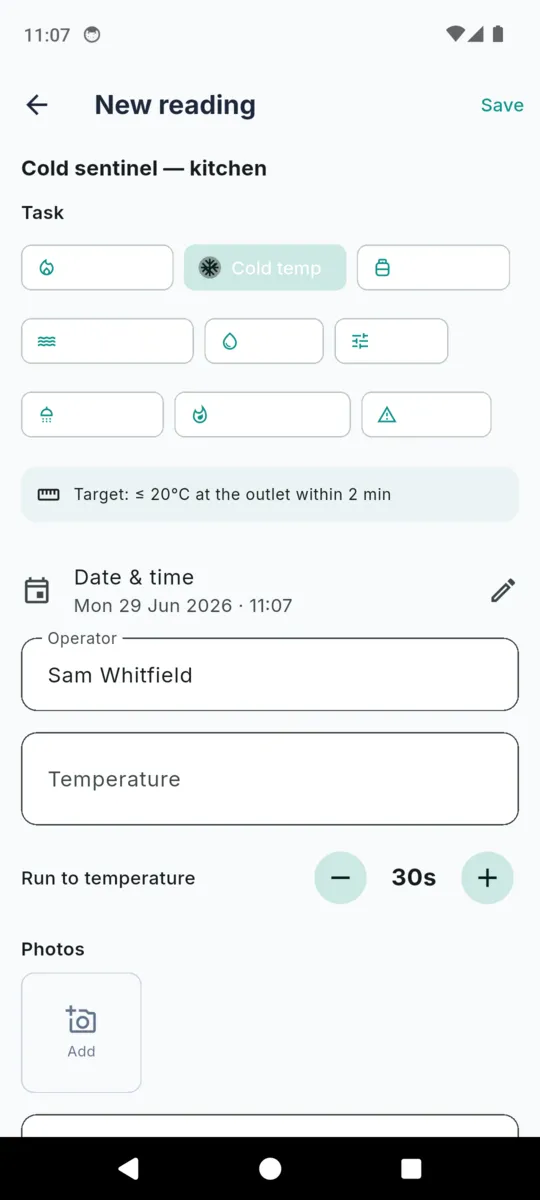 The LegioCheck new reading screen for a cold sentinel in a kitchen, showing the task chips, the reference line, the date and time, the operator name, a temperature field and a run-to-temperature timer
